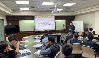 一張含有 室內, 服裝, 人員, 會議廳 的圖片

AI 產生的內容可能不正確。